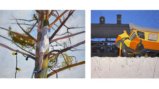 Två målningar. Till vänster en målning av en kvinna i vit klänning som klättrar i en tall, på en gren hänger en slinga med gula och gröna lampor. Till höger en målning som visar krocken mellan ett ånglok och ett orangegult tåg i ett snölandskap med klarblå himmel.