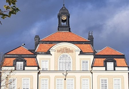 Beskuren bild av Örnsköldsviks folkhögskola i Gamla Rådhuset i Örnsköldsvik.