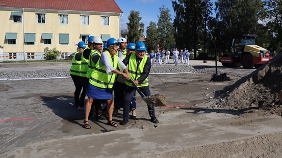 Glenn Nordlund (S), Ingeborg Wiksten (L), Anna-Lena Lundberg, områdesdirektör närsjukvårdsområde norr, Robert Stålebring, hälsocentralschef, Mikael Karlsson, projektledare Technicon, Michael Swedin, projektledare Region Västernorrland, Jonas Wikström, platschef REKAB, Lena Kåhre, verksamhetschef fastighet, Region Västernorrland och Camilla Nilsson 1:a vice ordförande i hälso- och sjukvårdsnämnden tog gemensamt det första spadtaget på onsdagsförmiddagen.