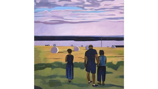 Figurativ oljemålning i tydliga färgfält där tre personer i förgrunden vänder oss ryggen och ser ut över ett jordbrukslandskap. Över alltihop vilar en hög, molnig himmel.