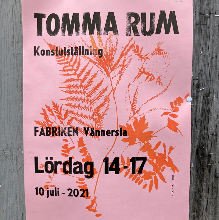 Affisch där orange växtlighet har trycks på ett rosa ark med den svarta texten: ”TOMMA RUM. Konstutställning. FABRIKEN, Vännersta. Lördag 14-17. 10 juli-2021.”