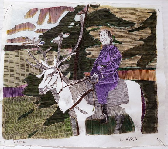 Broderi. En person i lila klädnad sitter på en ren i ett grönskande landskap.