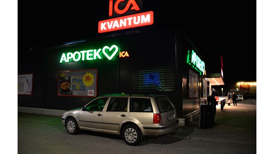 Ett konstprojekt i en bil, med namnet Konsthall323, har parkerat på ICAs parkering i Sollefteå. I kvällsmörkret, under neonskyltarna, projiceras Anton Linds filmserie på matbutikens vägg. Filmen visar konstnären som målar ett randigt mönster i blått och grönt som han själv smälter in i. 