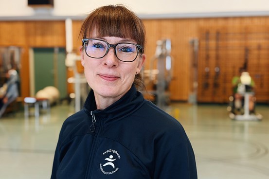 Porträttfoto av Ylva som står i en gymnastiksal