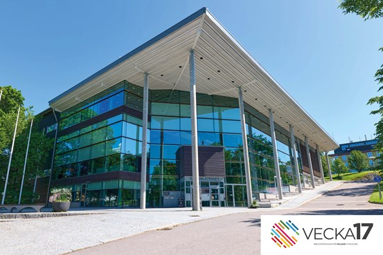 Foto av Sambibliotekets entré, Härnösand. 