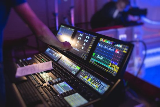 En tekniker arbetar vid ett mixerbord
