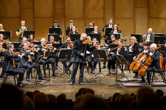 Nordiska kammarorkestern spelar musiikinstrument på en scen