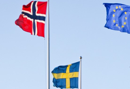 Tre vajande flaggot i bild: den norska, svenska och EU-flaggan