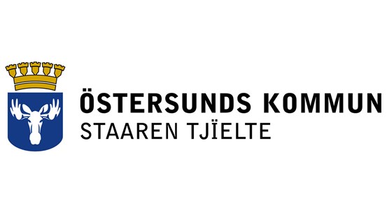 Östersunds kommunvapen, en sköld krönt av gyllengula fästningstorn som bildar formen av en krona. Under en blå vapensköld prydd av ett älghuvud i vitt. Till höger texten ”Östersunds kommun” och det sydsamiska namnet ”Staaren Tjielte”.  