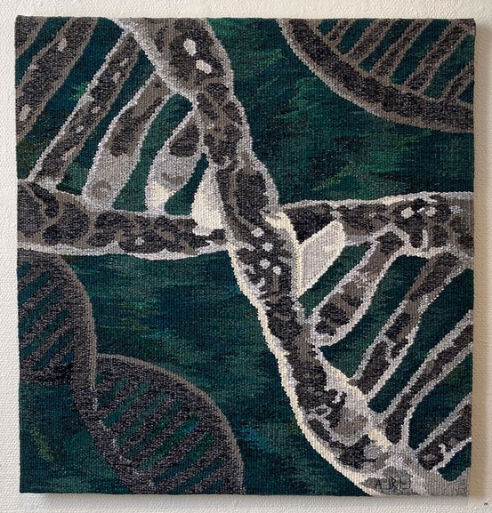 Den stora fyrkantiga väven har en mörkgrön bakgrund. I förgrunden ser man en del av strukturen av DNA:s dubbelhelix, i olika gråa nyanser.