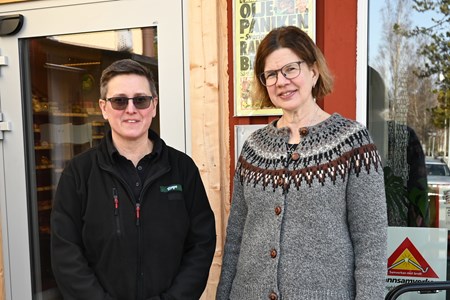 Lotta Jansson Norberg och Kristina Rådberg står utanför butiken. 