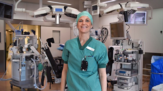 Eva Hellman, enhetschef i Sollefteå står inne i en operationssal