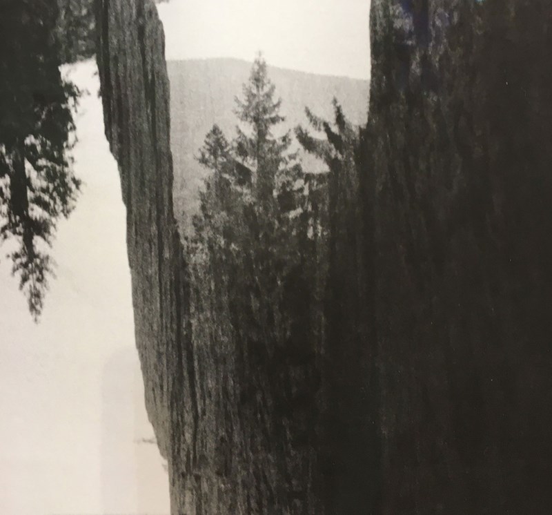 Ett beskuret fotografi i svart och vitt av en bergskreva i Skuleskogen, som genom speglingar och starka kontraster, skapar en svindlande känsla. 