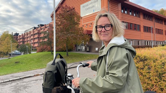 Åsa Pellikka framför Hälsocentralen Centrum och kommunhuset i Sundsvall