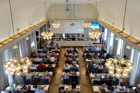 Vy över fullmäktigesalen sett från ovan, snett bakifrån