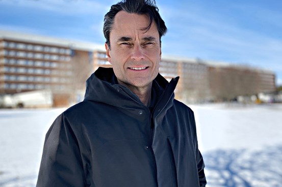 Porträtt av Magnus Sjögren utanför sjukhuset i Sundsvall