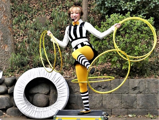 Cirkusartist som jonglerar med rockringar