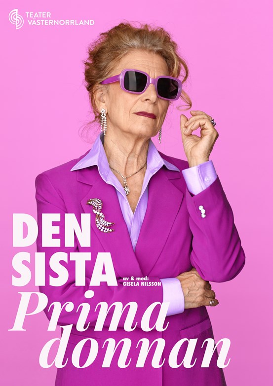 Kvinna med rosa kavaj och solglasögon.