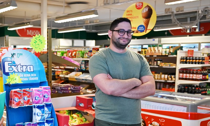 Daniel Göksu framför entrén till Ljustorps handel i Timrå.