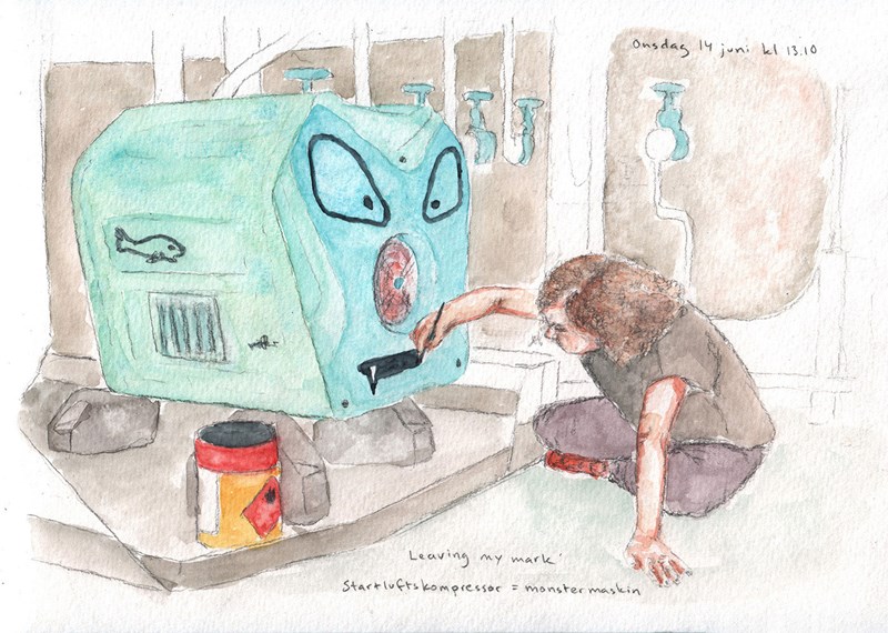 Akvarell. Ida sitter på golvet framför en stor turkosblå maskin. Hon lutar sig på en hand och håller en pensel i den andra. Hon målar stora ögon och en mun med huggtänder på den. 