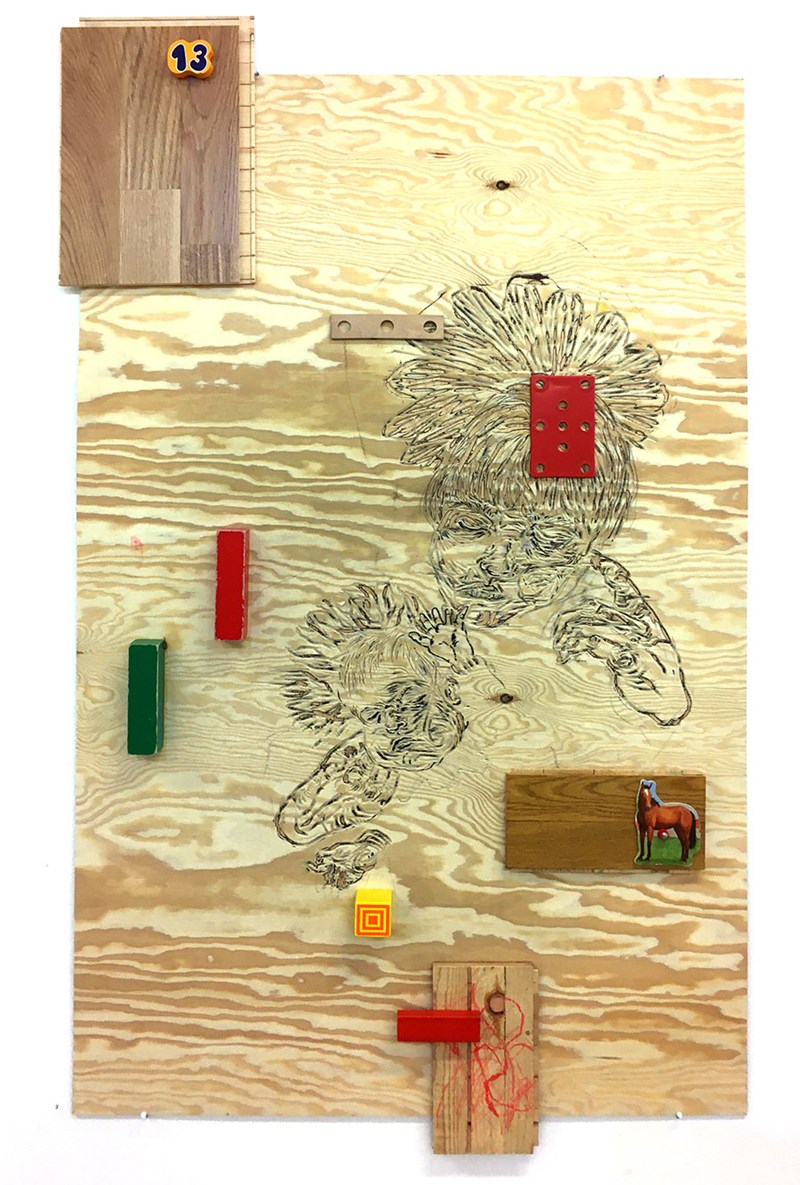 Ett verk i trä, en rektangulär träskiva. Ett motiv är inristat (eller inbränt) i träskivan, en kvinna med ett barn. På skivan är det även olika saker fastsatta, klossar i rött och grönt och gult, en bild på en häst, på en träbit uppe i vänstra hörnet är numret 13 fastsatt. 