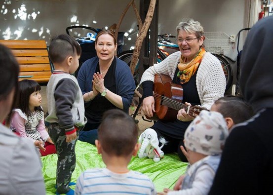Bokstart, ett uppsökande projekt hos asylsökande barnfamiljer. Agneta Söstram Bylund spelar och Jessika Karlsson sjunger med barnen.