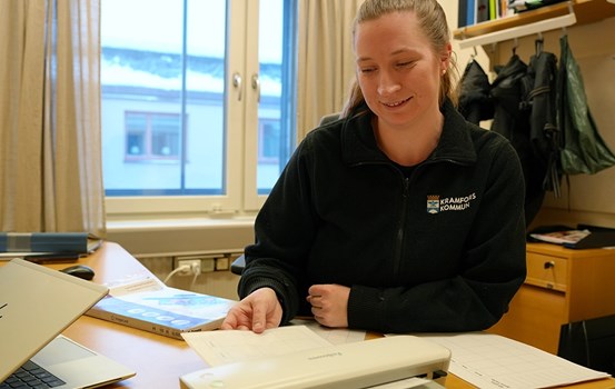 En kvinna laminerat ett dokument. 