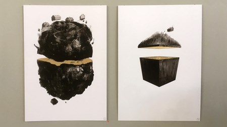 Två bildverk, rektangulära på högkant. Båda har vit bakgrund och med mörkt objekt på. På den vänstra syns en bergliknande massa i svart och gråskala. Den är kluven i mitten, horisontalt, och brottsytan är i en beigeaktig färg. På massan syns hus, skog, klippor. Några hus och andra saker svävar ovanför marken. På den högra bilden syns en kubliknande form, också den kluven i mitten med en slät beigeaktig brottsyta. Den övre delen är i en pyramidliknande form täckt av skog. Ett hus svävar en bit ovanför. 