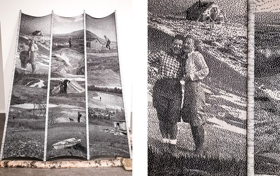 Till vänster en tredelad textil, varje del är uppspänd på långa ribbor som även de är täckta av ett stickat mönster. Tillsammans bildar de ett stort tredelat kollage, där varje del har flera motiv från naturen och fjälllandskap. Hela verket ser ut att luta mot väggen bakom och framför, på golvet ligger en björkstam. På bilden till höger syns en detalj av verket, två personer med en stuga långt bakom.