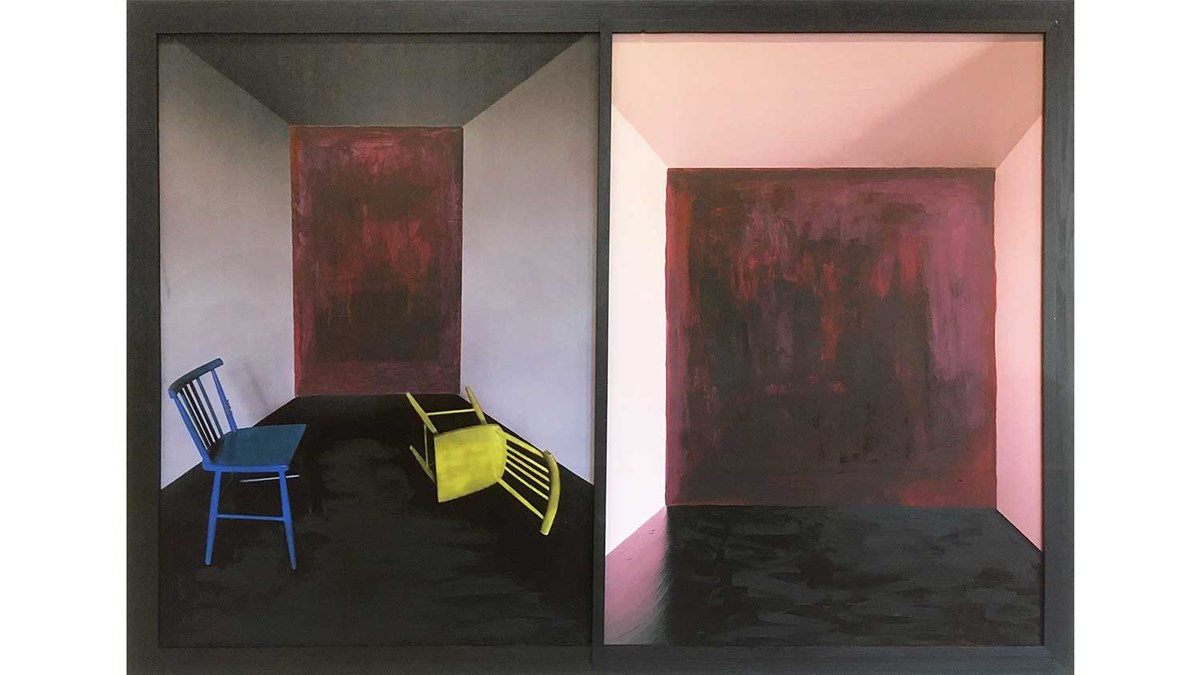 alt='Hans Biezen, ”3 Chairs”, fotografi Alt text: Fotografi som liknar realistiskt måleri där ytan delats upp i två sektioner. Den högra visar ett till synes tomt rum med rödflammig fondvägg. Den vänstra sektionen visar en liknande fondvägg, men där stolar går att urskilja i den röda färgen. På golvet står en blå stor medan en gul stol ligger omkullvält.'