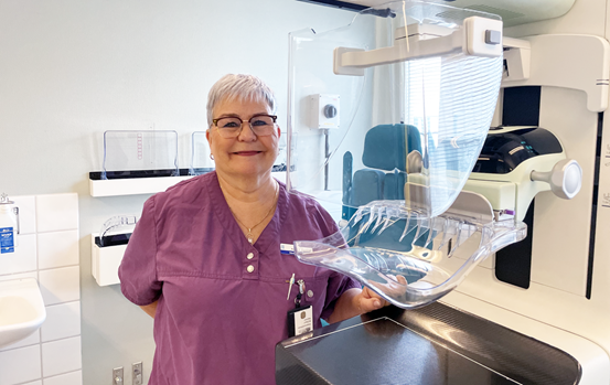 Röntgensjuksköterska Anette Magnusson är glad över att mammografin nu blir mindre smärtsam. 