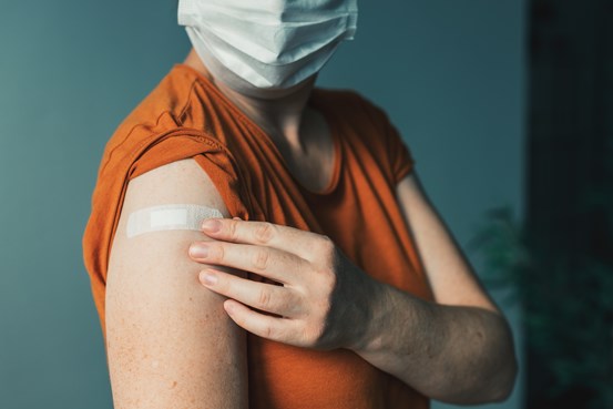 Kvinna som vaccinerat sig.