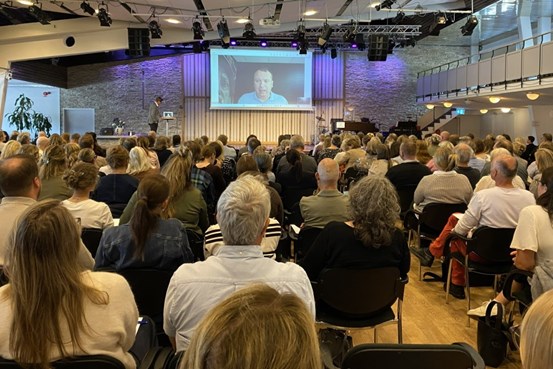 Kostiantyn Koshelenko håller en digital föreläsning.