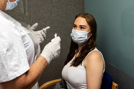 Kvinna som är på väg att vaccineras mot covid-19