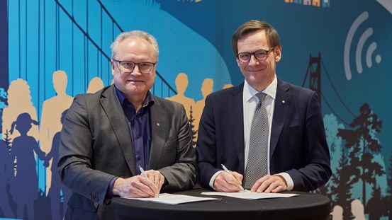 Regionstyrelsens ordförande Glenn Nordlund (S) och Anders Fällström, rektor vid Mittuniversitetet signerar den nya överenskommelsen om att fördjupa samverkan.