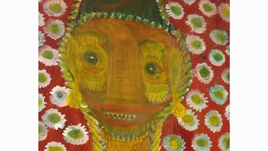 Ett porträtt, ett ansikte målat i naiv stil. Ansiktet är i orange- och jordaktiga toner. Munnen är något öppen och man ser två rader med tänder. Läpparna är rödaktiga. Hens ögon tittar rakt mot betraktaren. Personen ser ut att ha en grönaktig huvudbonad. Runt om porträttet är blommor mot en röd botten, blommorna är vita med ett gröngult centrum. 