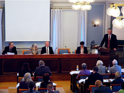 Anders L Johansson talar.jpg