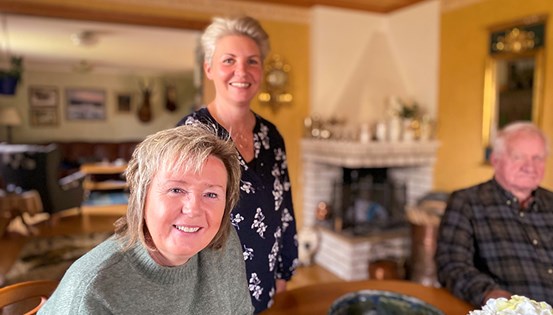 Gruppbild på Helena Rödén , Marie Hellholm och Arne Öberg som  syns suddigt i bakgrunden.