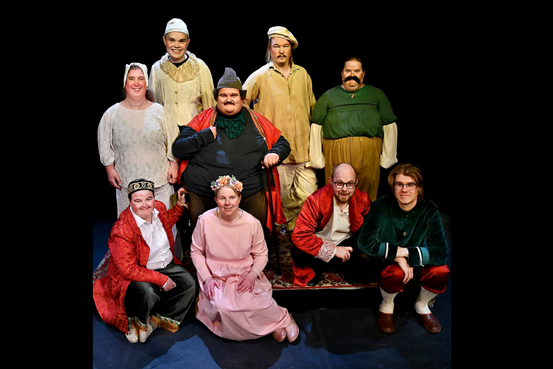 Kulturskaparnas teaterensemble i färgglada kostymer, fyra kvinnor och fem män. 