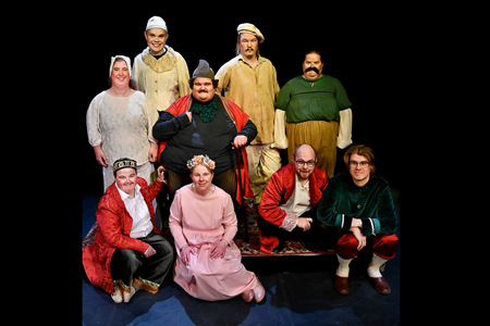 Kulturskaparnas teaterensemble i färgglada kostymer, fyra kvinnor och fem män. 