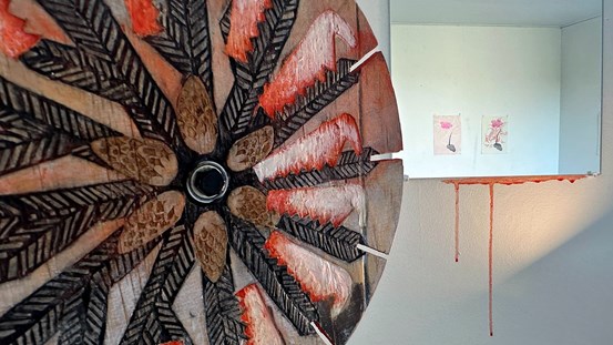 Ett så kallat phenakistoskop, en apparat med en rund skiva av trä med målade bilder som skapar illusionen av rörelse.
