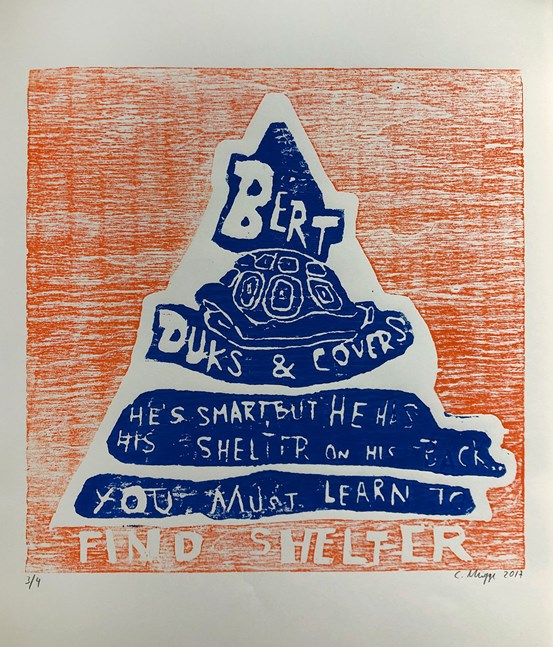 Grafiktryck. En text i blått och vitt triangelaktigt formad, bakgrunden i rödorange.