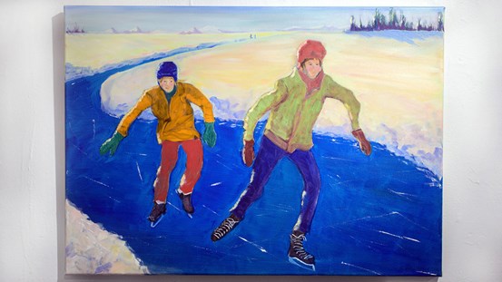 Två personer åker skridsko på en blå is med ett snöigt landskap runtom. 