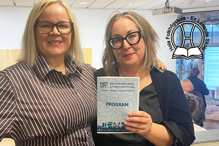Lea Kinnunen, rektor och Mina Widding, skrivpedagog. Mina håller upp ett programblad.