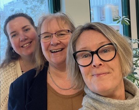 Här ser vi Kristina Karlsson och Lise-Lott Pettersson, biståndshandläggare tillsammans med Åsa Pellikka, samordnare.