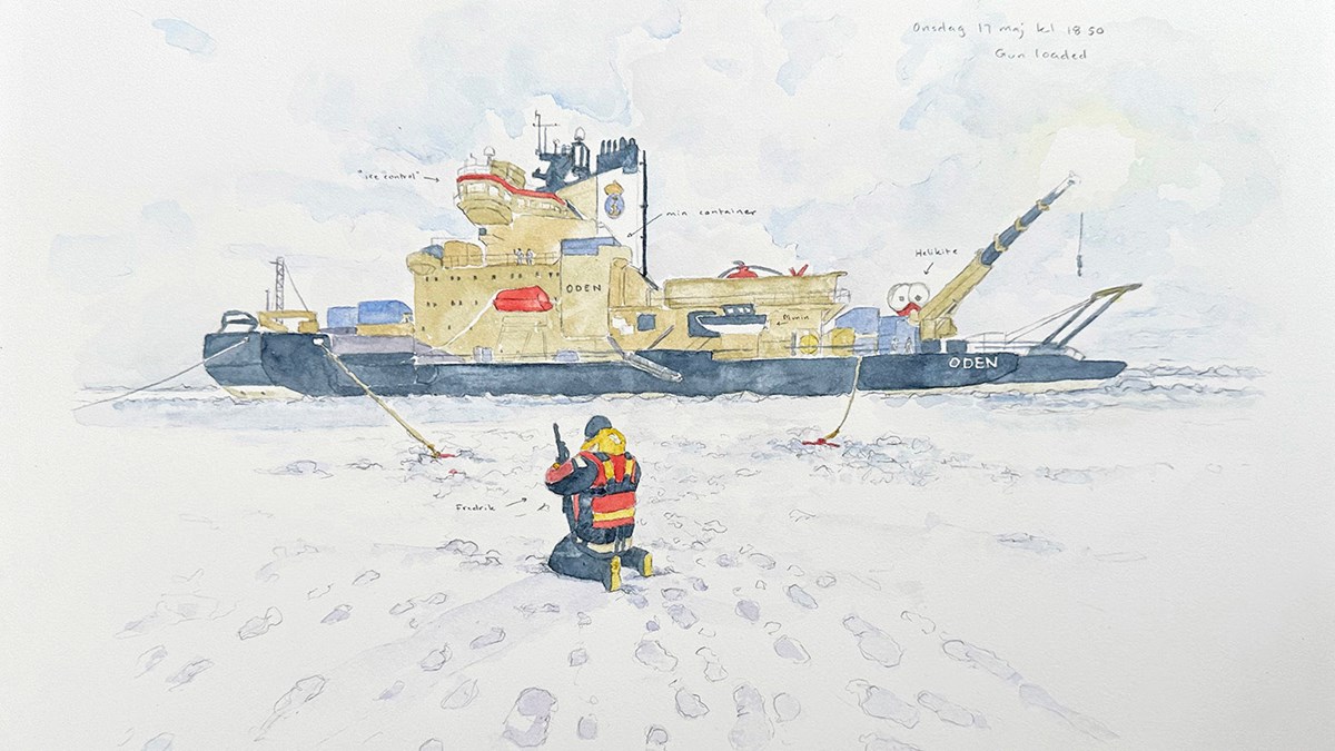 alt='Akvarell. I förgrunden sitter en man på knä på snön och isen, han håller i ett gevär. Längre bort ligger skeppet Oden förtöjt i isen. '
