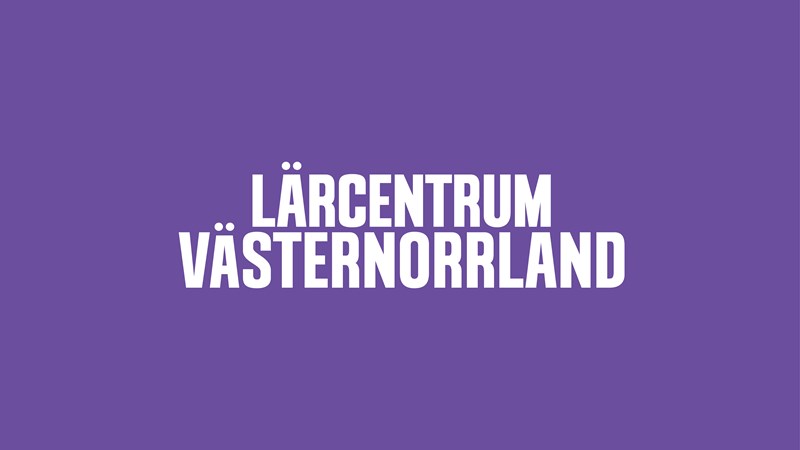 Textplatta med lila bakgrund med vit text där det står Lärcentrum Västernorrland i versaler