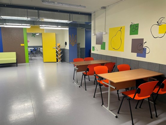 Bild från en underjordisk skola som har kapacitet för 500 elever i taget. Över 700 elever från lågstadiet till gymnasienivå går här, olika delar av dagen enligt schema.
