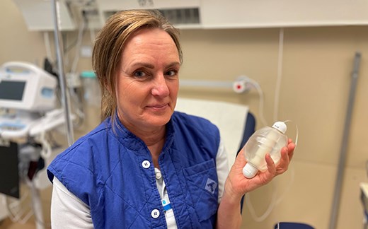 Sjuksköterska Inger Eriksson håller en pump i sin hand