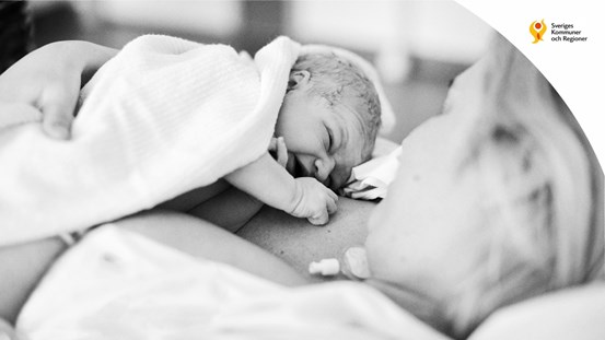 Ett nyfött barn inlindad i en filt i sin mammas famn. Sveriges kommuner och regioners logotyp i högra hörnet.